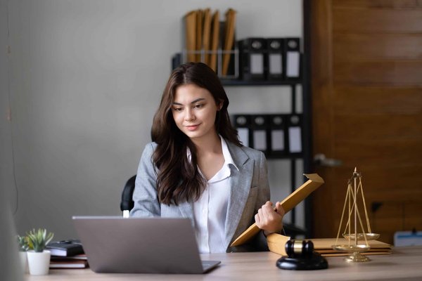 Comment choisir le meilleur cabinet d’avocats parisien ?