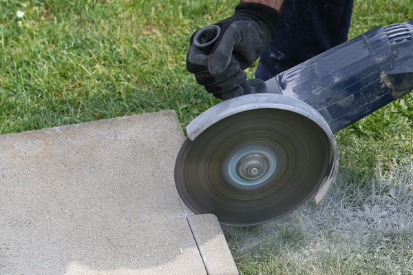 Simplifiez vos travaux avec une meuleuse sans fil !