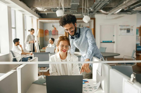 Bureau assis debout : profitez de l’innovation ergonomique dans votre bureau