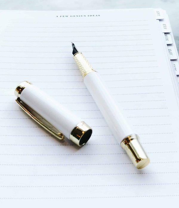 L'écriture manuscrite dans l'ère numérique : l'importance d'un bloc note personnalisé en papier