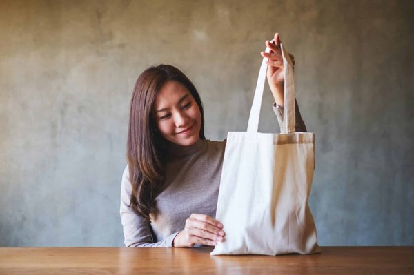 Tote bags personnalisés publicitaires grand format : les principaux avantages de ces produits