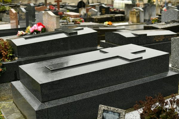 Conseils pour créer une plaque funéraire personnalisée