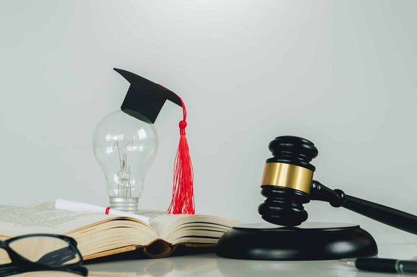 Faire un mastère dans cette école privée de droit : votre tremplin vers l'excellence