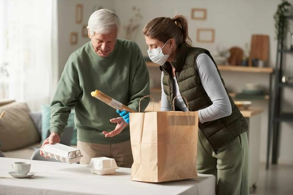 Aide ménagère pour personnes âgées : rôles, importance et services offerts