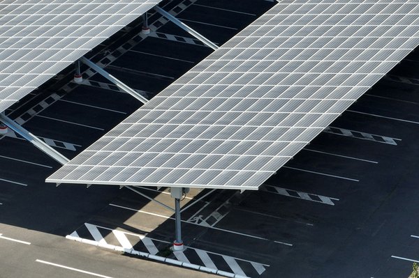 Optimisation énergétique : l’entretien essentiel d’une ombrière photovoltaïque de parking